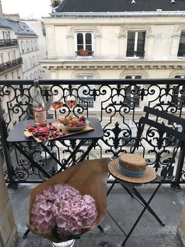 Table balcon suspendue : gain d’espace et praticité incontournable
