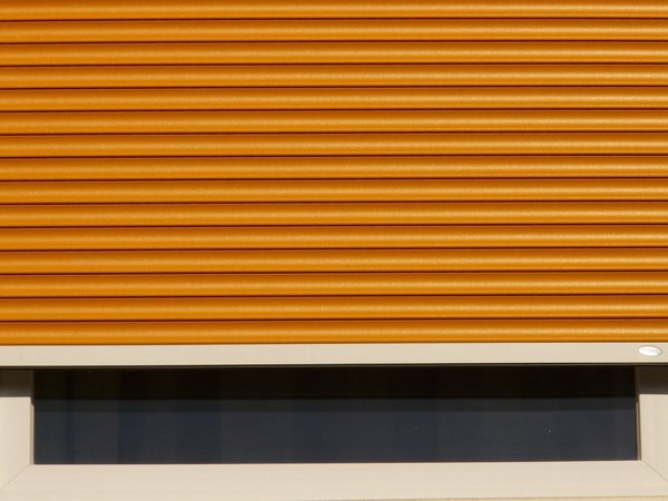 Pose d'un volet roulant : guide pour une installation durable et efficace